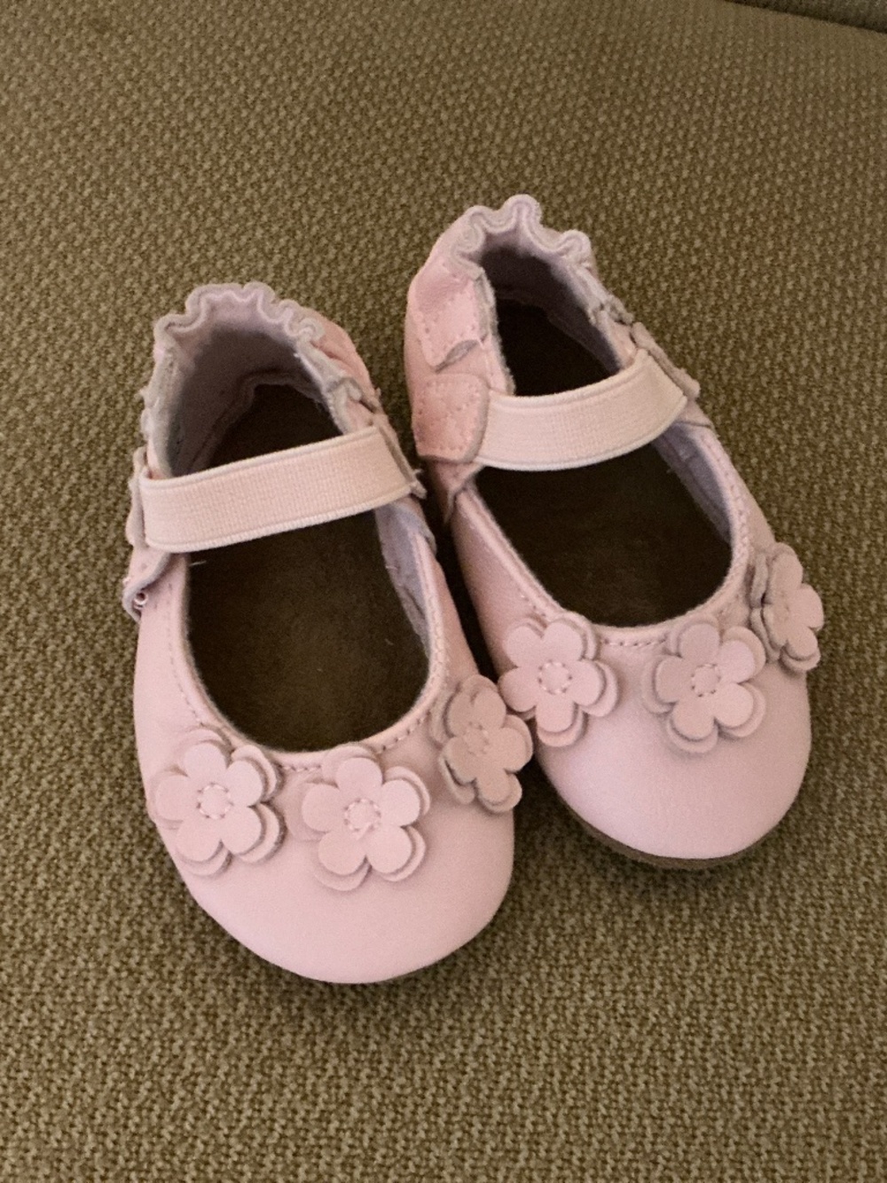 Robeez - infant light pink shoes, 0-6 months size